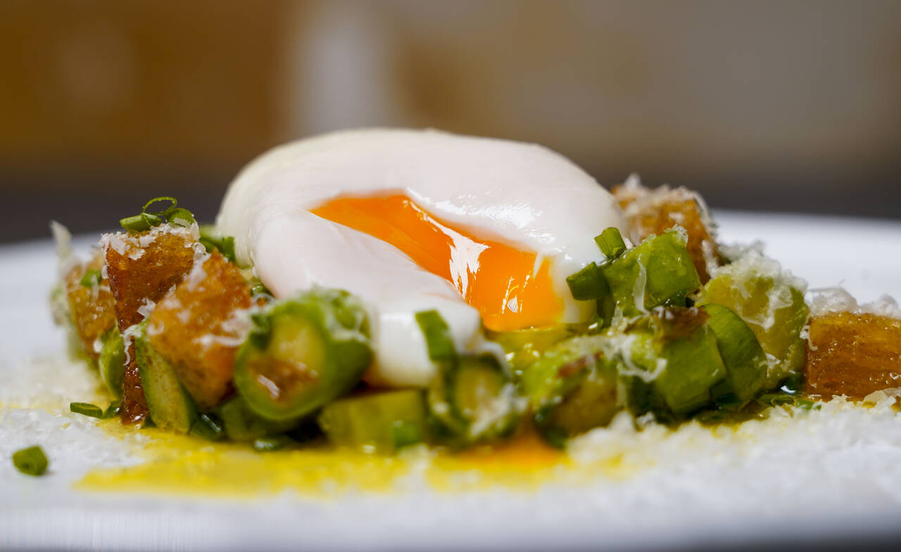 LEKKERT: Asparges med posjert egg er en nydelig sesongrett. Foto: Lise Åserud / NTB Tema