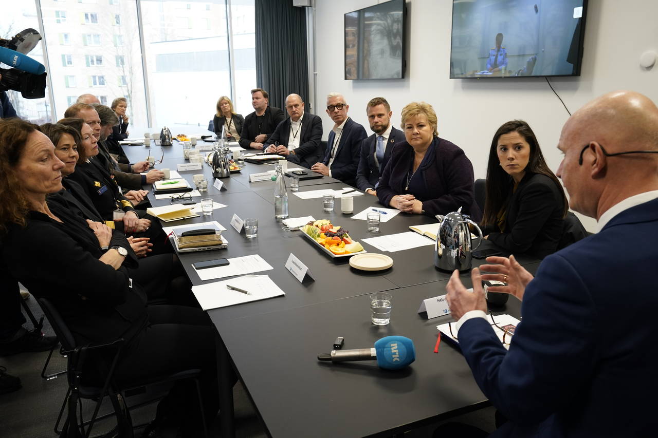 Statsminister Erna Solberg (H) og helse- og omsorgsminister Bent Høie (H) besøkte torsdag Beredskapsutvalget mot biologiske hendelser torsdag. Foto: Heiko Junge / NTB scanpix