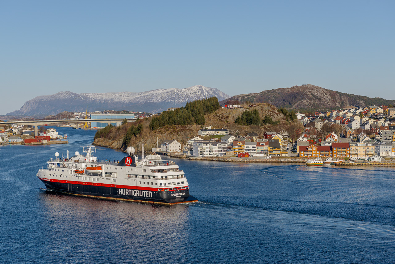 Hurtigruten setter nå 14 av 16 skip ut av drift. To skip vil drive spesialtilpasset lokaltrafikk mellom Bodø og Kirkenes. Her ser vi «Spitsbergen» på havna i Kristiansund 10. april 2019. Foto: Kurt Helge Røsand / KSU.NO