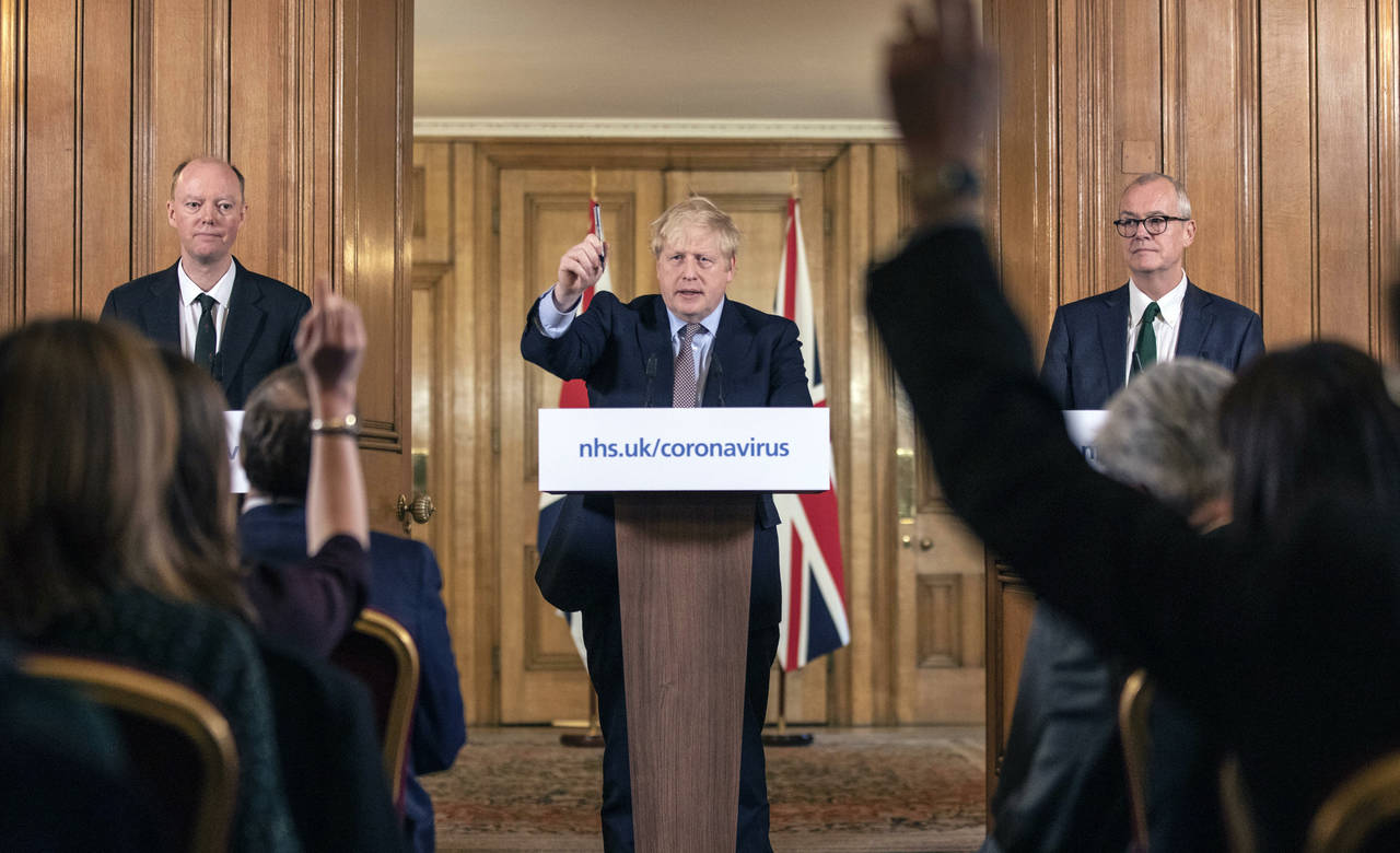 Statsminister Boris Johnson under en pressekonferanse i London om nye virustiltak mandag. Foto: Richard Pohle / AP / NTB scanpix