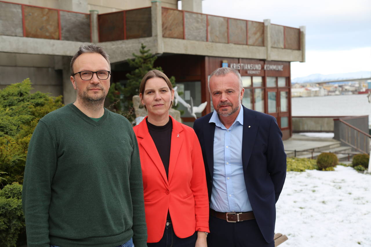 Fungerende kommuneoverlege Askill Iverse Sandvik, kommunalsjef Siv Iren Stormo Andersson og ordfører Kjell Neergaard i Kristiansund. Foto: Tore Lyngvær / Kristiansund kommune