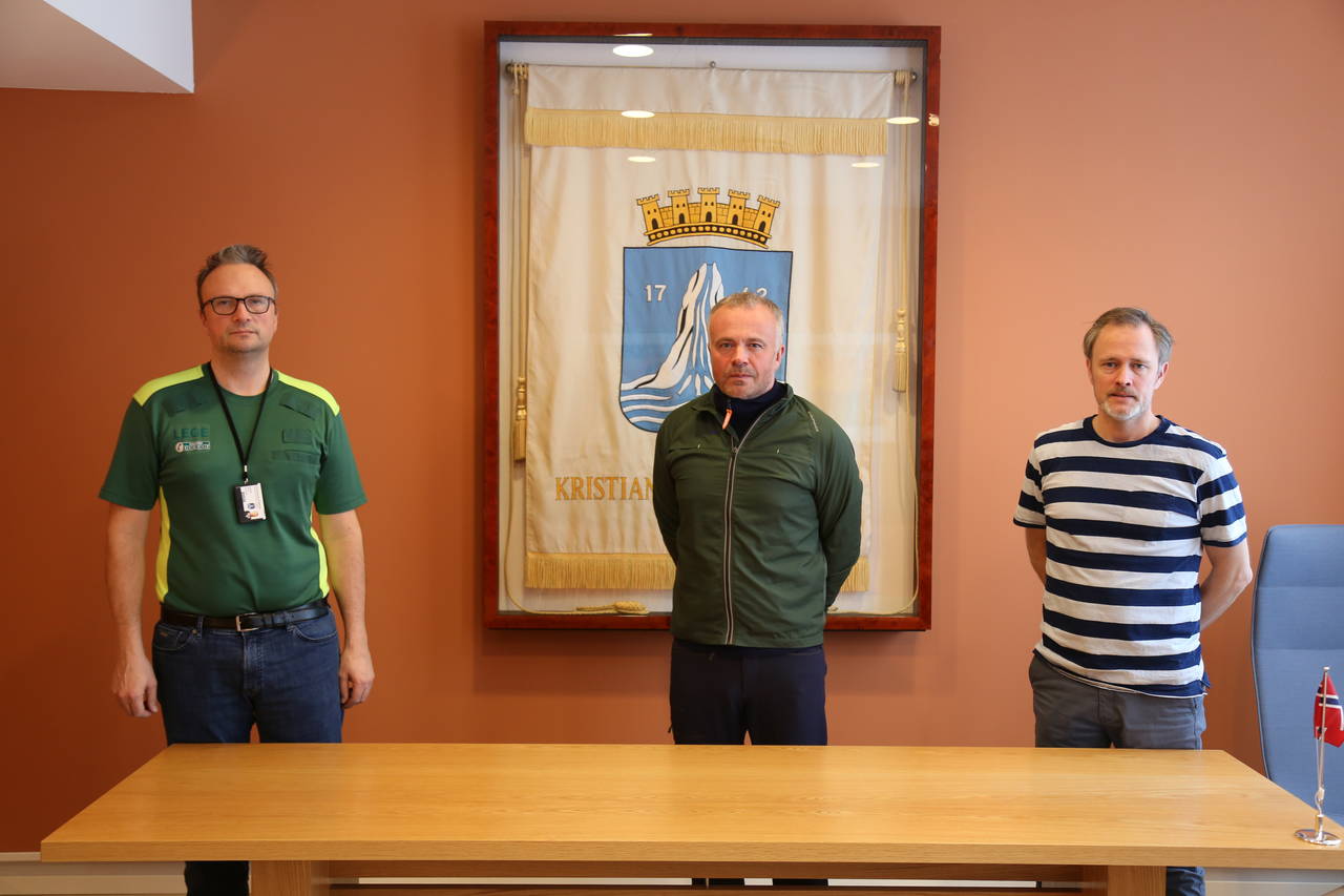 Kommuneoverlege Askill Iversen Sandvik, ordfører Kjell Neergaard og rådmann Arne Ingebrigtsen. Foto: Tore Lyngvær / Kristiansund kommune