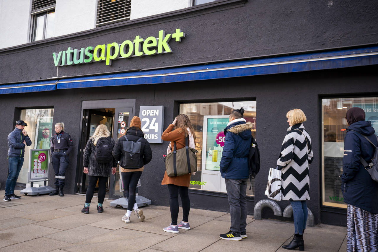 Flere har innført begrensninger i hvor mange som kan være inne om gangen. Apotekforeningen oppfordrer til å holde avstand. Foto: Heiko Junge / NTB scanpix