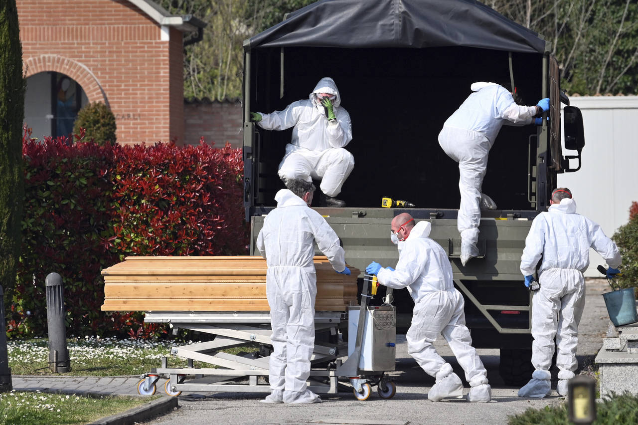 I Bergamo har antallet døde mennesker ført til at militæret må frakte kister til andre byer i Italia for å få unna kremasjoner. Foto: Massimo Paolone / AP / NTB scanpix.