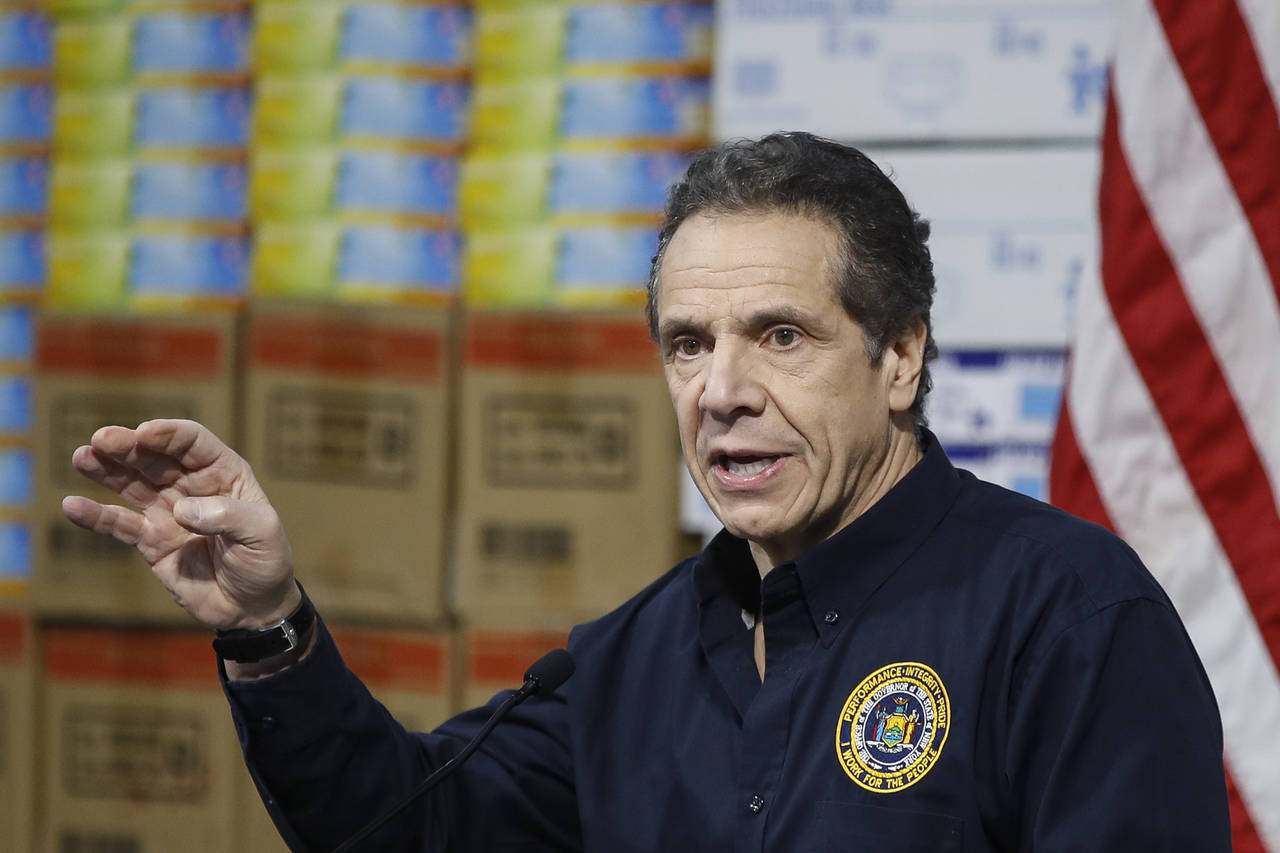 New York-guvernør Andrew Cuomo kom med en dyster prognose da han møtte pressen i et senter som skal bygges om til et feltsykehus for koronapasienter. Foto: John Minchillo / AP / NTB scanpix