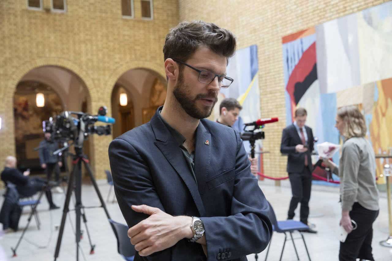 Rødt-leder Bjørnar Moxnes mener bankene må sette ned rentene raskere og i samme størrelse som det sentralbanken gjør. Foto: Terje Bendiksby / NTB scanpix