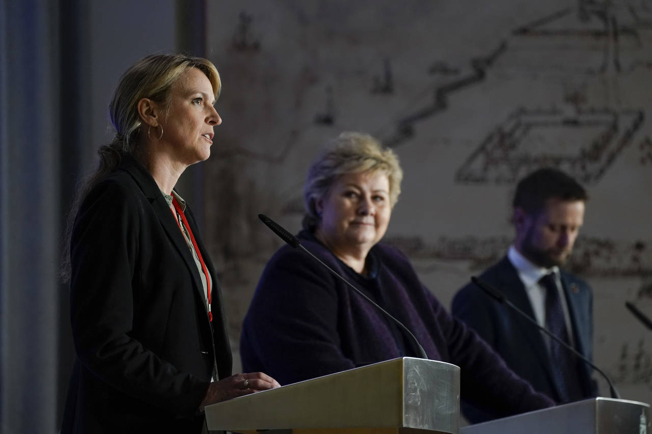 Statsminister Erna Solberg ber folk finne fram brettspillene og late som om de er på hytta. Foto: Heiko Junge / NTB scanpix