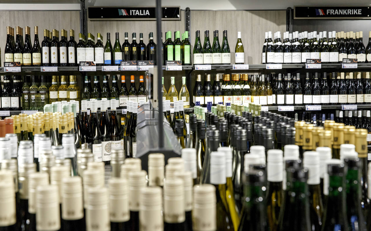 Vinmonopolet opplever økt salg under koronautbruddet og skal ikke stenge dørene. Foto: Gorm Kallestad / NTB scanpix