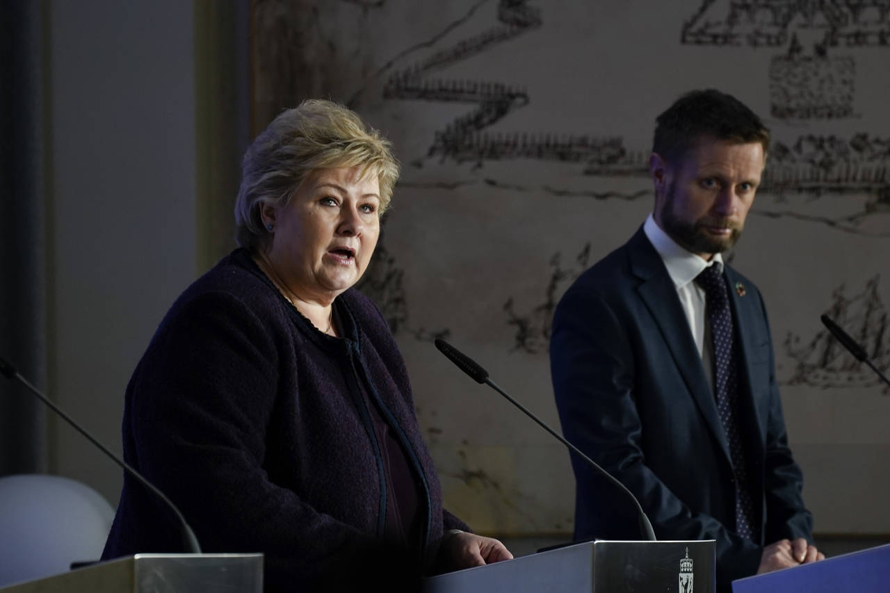 Statsminister Erna Solberg (H) og helse- og omsorgsminister Bent Høie (H) orienterte tirsdag om det videre arbeidet med å håndtere koronavirusutbruddet i Norge. Foto: Heiko Junge / NTB scanpix