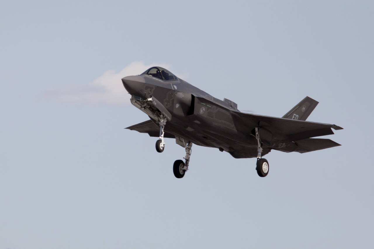 Et F-35 Lightning 2 tar av fra Edwards Air Force Base i Nevada-ørkenen. Det er dette kampflyet Norge har kjøpt, men som det kan bli mangel på flyteknikere til. Arkivfoto: Tore Meek / NTB scanpix