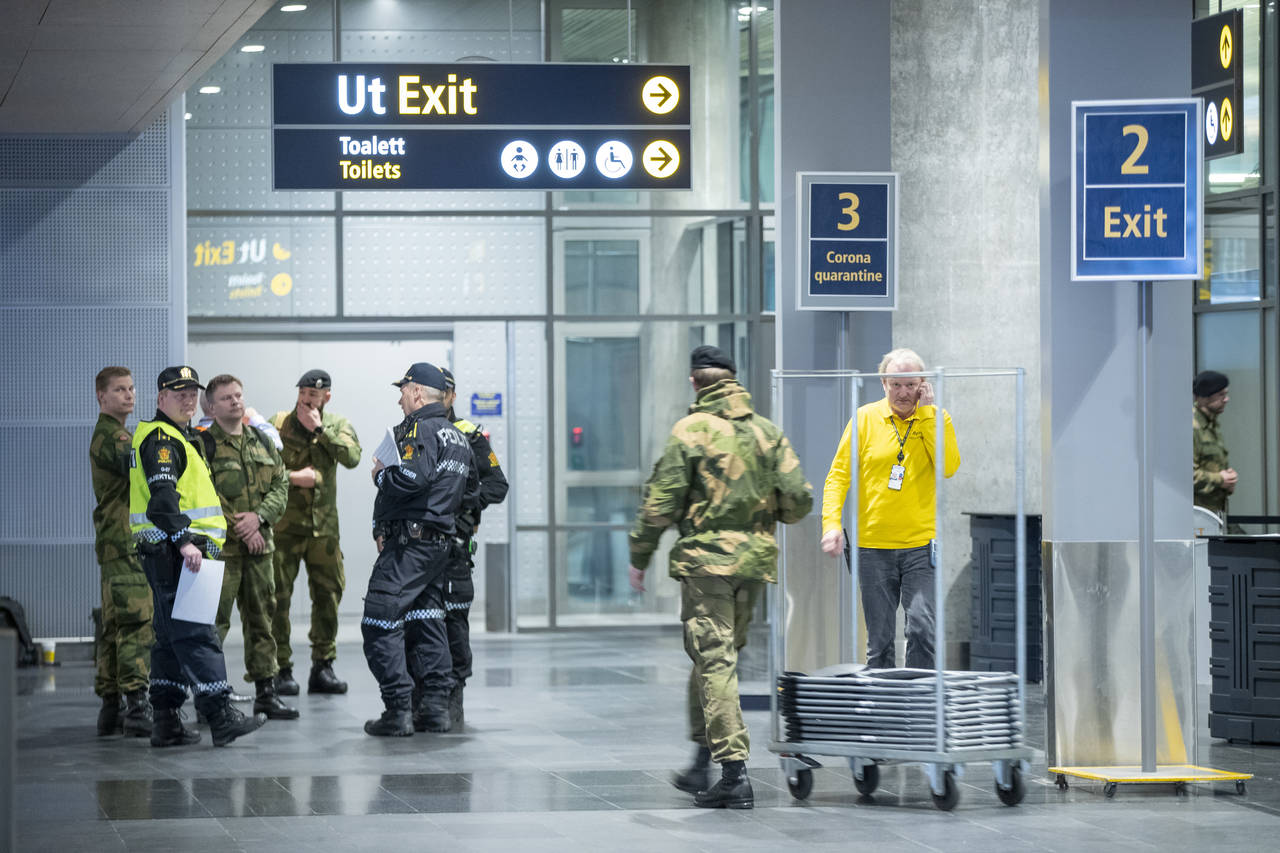 Politiet og Forsvaret bistår i arbeidet på Oslo Lufthavn. Foto: Terje Pedersen / NTB scanpix