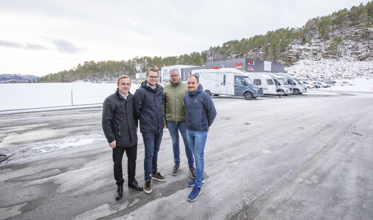 Fra venstre Jonas Slatlem, Anders Aasprong, Tor Gruner (Solid Import) og Idar Slatlem. Foto: Slatlem