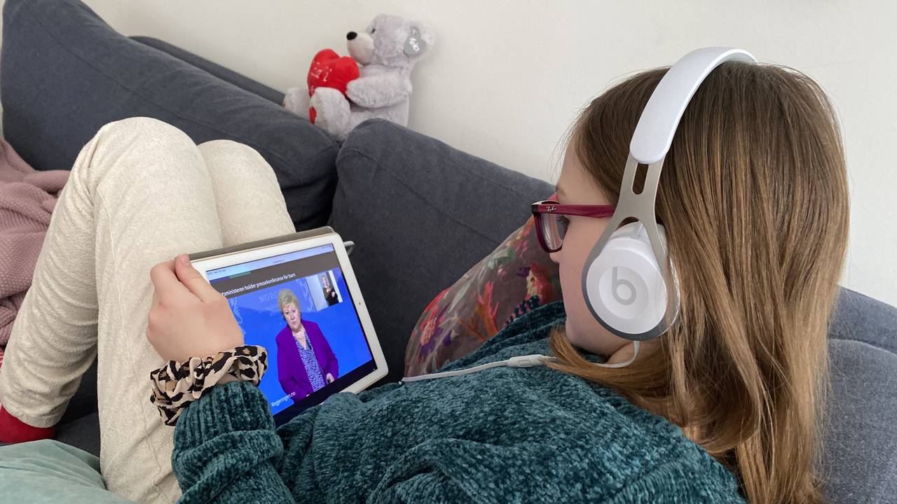 Hannah K. Johansen, 11 år, har hjemmeskole og følger med på pressekonferansen for barn som statsminister Erna Solberg holder mandag i forbindelse med at skolene holder stengt på grunn av koronasmitte. Foto: Erik Johansen / NTB scanpix