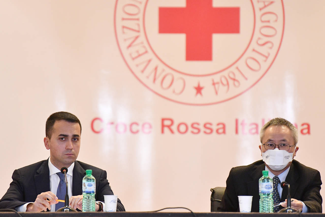  Italias utenriksminister Luigi Di Maio (t.v.) og Kinas ambassadør til Italia Li Junhua holdt pressekonferanse i Roma fredag. Kina sender nå utstyr og medisinsk ekspertise for å hjelpe Italia med å håndtere virusutbruddet. Foto: AP / NTB scanpix