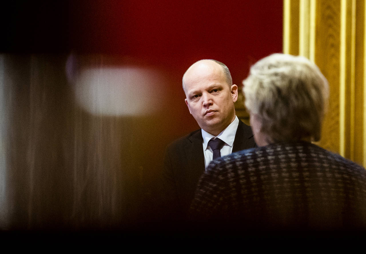 Senterpartiets leder Trygve Slagsvold Vedum vil vite hvilke grep statsminister Erna Solberg (H) har tenkt å ta for å snu befolkningsnedgangen i Nord-Norge. Foto: Berit Roald / NTB scanpix