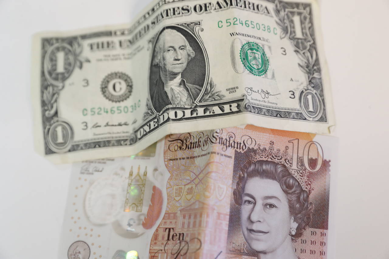 Den norske krona svekket seg merkbart etter at prisen på nordsjøolje falt kraftig natt til mandag. Fallet var merkbart både mot amerikanske dollar og britiske pund. Foto: Terje Bendiksby / NTB scanpix