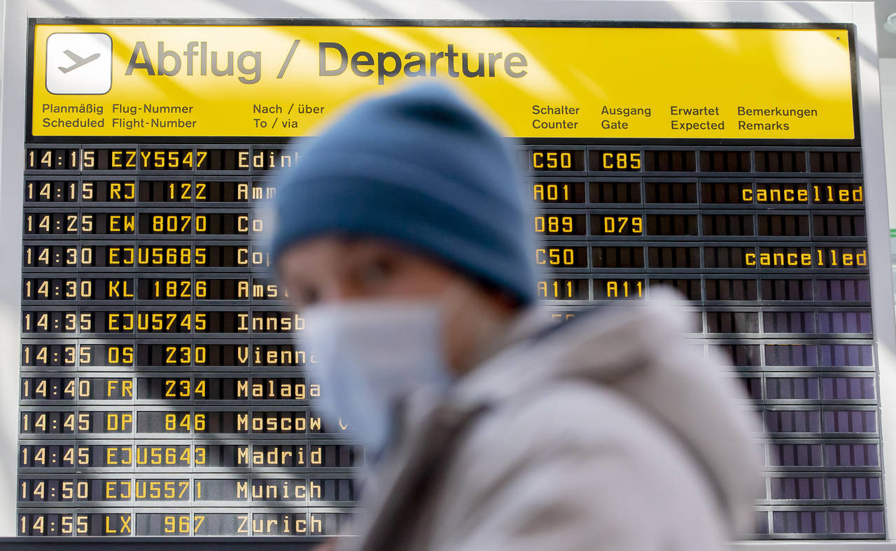 Stadig flere flyplasser og havner stenges i Europa, og i mange land er det tomme seter på busser, trikker og tog. Foto: AP / NTB scanpix