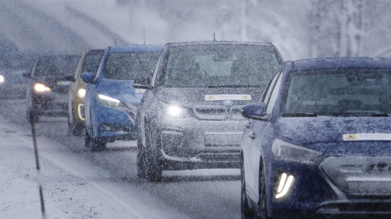 VINTERTEST: NAF og Motor har kjørt 20 forskjellige elbiler i en lang vintertest. Kulde og snø påvirker rekkevidden, og noen modeller havnet langt unna oppgitt forbruk. FOTO: EIRIK ASPAAS / NAF