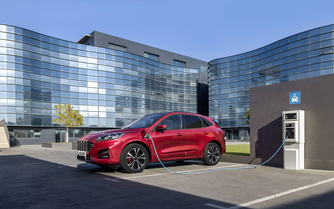 PLUG-IN: Nye Ford Kuga blir tilgjengelig med forskjellige typer drivlinjer, blant annet som ladbar hybrid. Foto: Produsenten