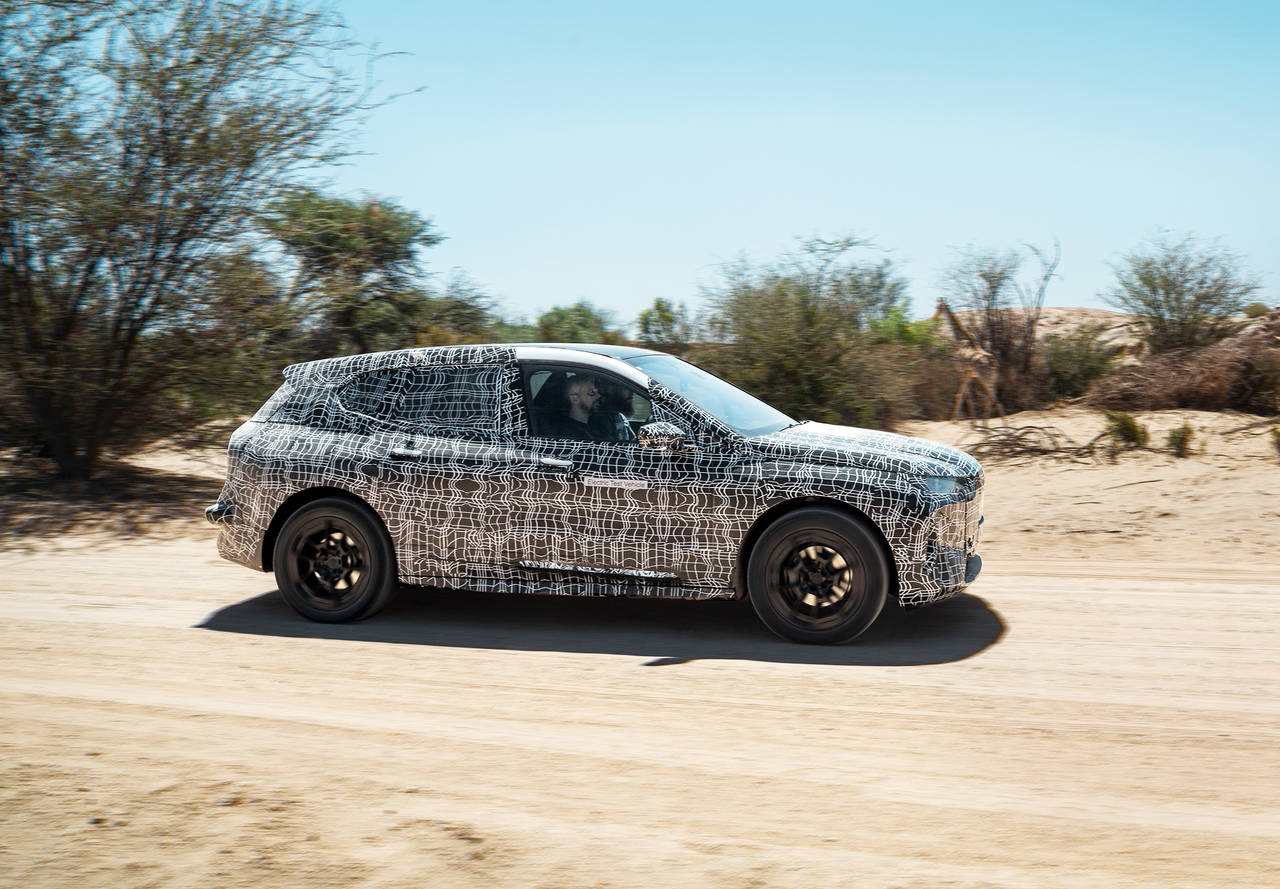 NESTE ÅR: BMW skal lansere elbilen iNEXT i 2021, nå er den på testing i Kalahari-ørkenen i Sør-Afrika. FOTO: Produsenten