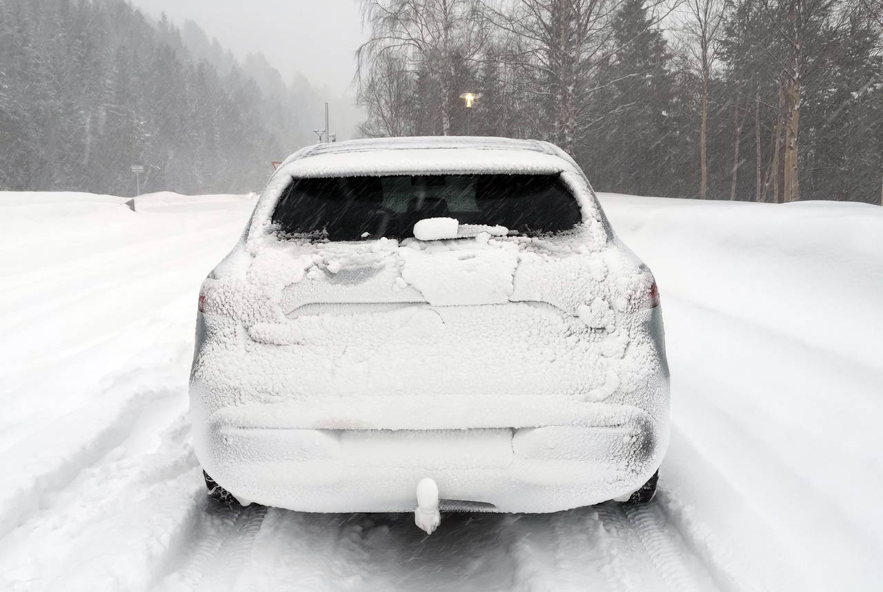 BORTE: På moderne biler legger snøen seg slik at blir baklysene borte. FOTO: NAF
