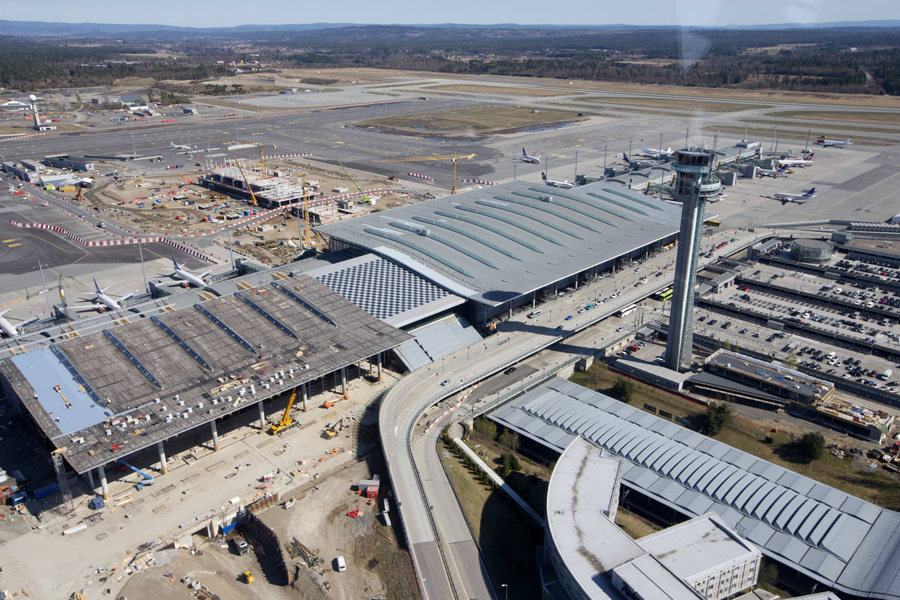 Det kan bli aktuelt å stenge norske flyplasser og en rullebane på Gardermoen, ifølge Avinor. Foto: Håkon Mosvold Larsen / NTB scanpix