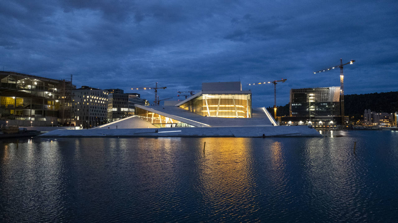 Tirsdag kveld kom Folkehelseinstituttet (FHI) med råd om at alle arrangementer med over 500 deltakere avlyses. Kort tid etterpå ble kveldsforestillingene i både Operaen, Nationaltheatret og Det Norske Teatret avlyst. Illustrasjonsfoto: Tor Erik Schrøder / NTB scanpix