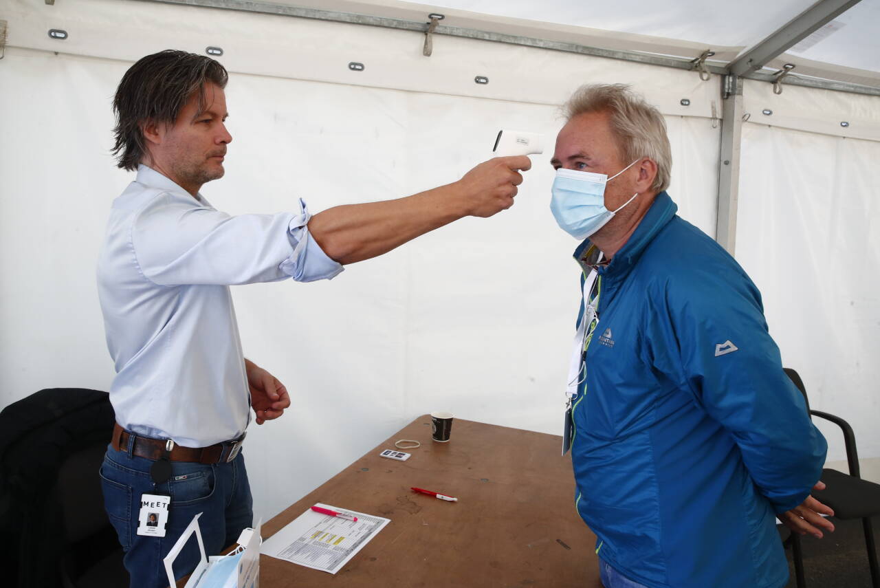 Journalistene måtte måle temperaturen før de slapp inn på pressekonferanse i forbindelse med kampen mot Østerrike tidligere i høst. Nå blir pressekonferansene digitale. Foto: Terje Pedersen / NTB