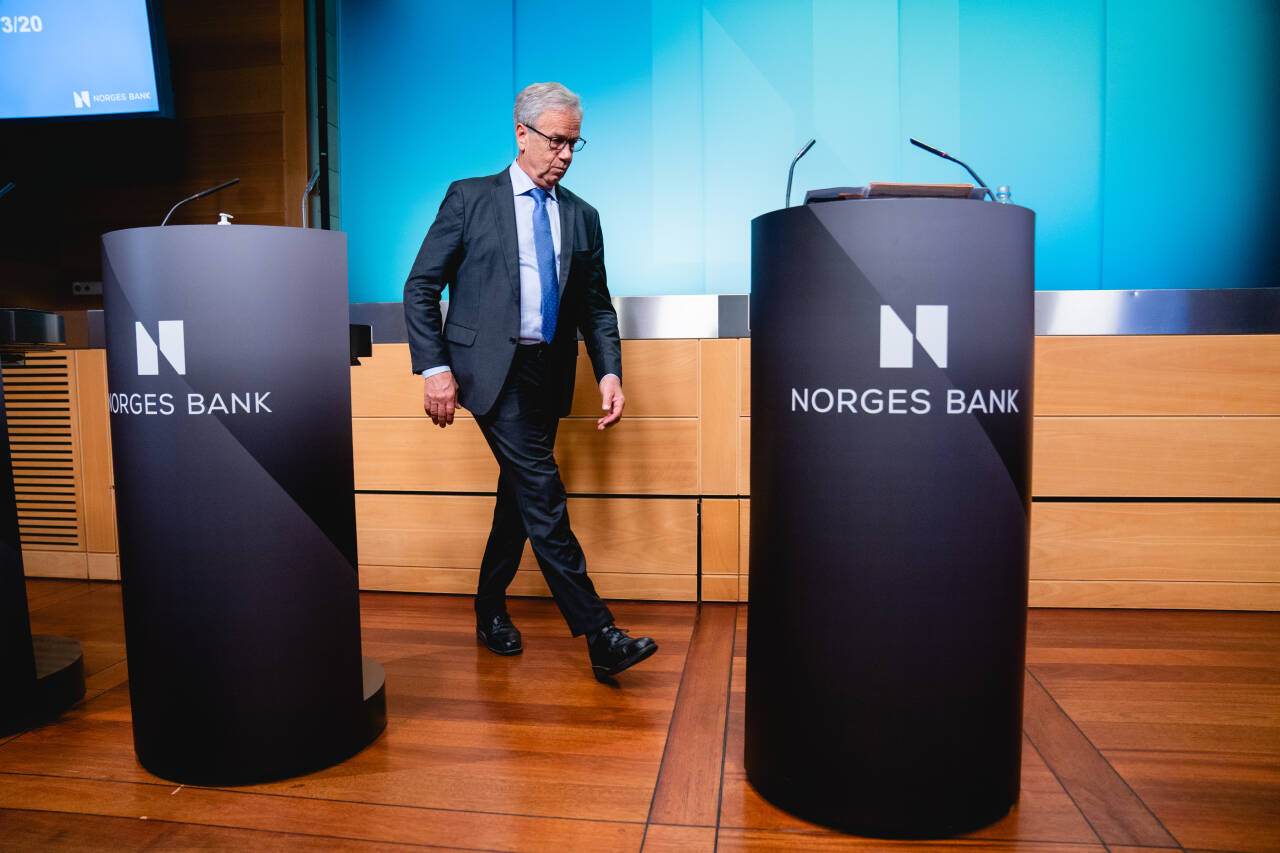 Torsdag offentliggjør Norges Bank sin rentebeslutning. Men ekspertene tror ikke på en renteheving nå. Her sentralbanksjef Øystein Olsen i forbindelse med forrige rentebeslutning i slutten av september. Foto: Stian Lysberg Solum / NTB