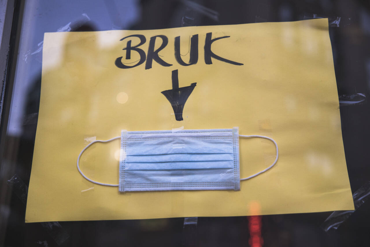 Skilt med oppfordring om å bruke munnbind i Oslo. Foto: Jil Yngland / NTB