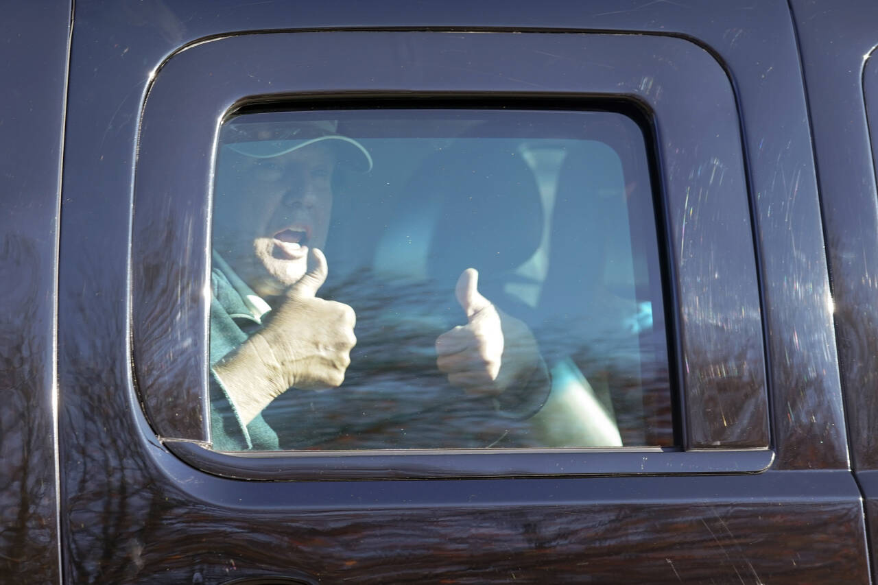 Donald Trump takker tilhengere i det han forlater golfbanen i Virginia søndag. Foto: Steve Helber / AP / NTB