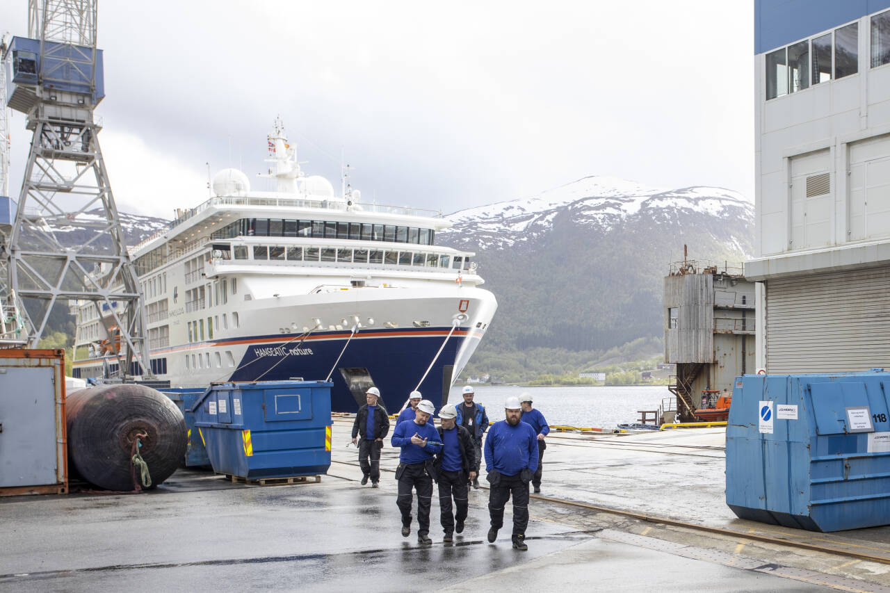 Verftsindustrien ber om statlig hjelp for å dekke sine omfattende kostnader til smittevern. Her fra verftet Vard Langsten i Tomrefjord. Vard har brukt 45 millioner kroner på smittevern siden august. Foto: Svein Ove Ekornesvåg / NTB