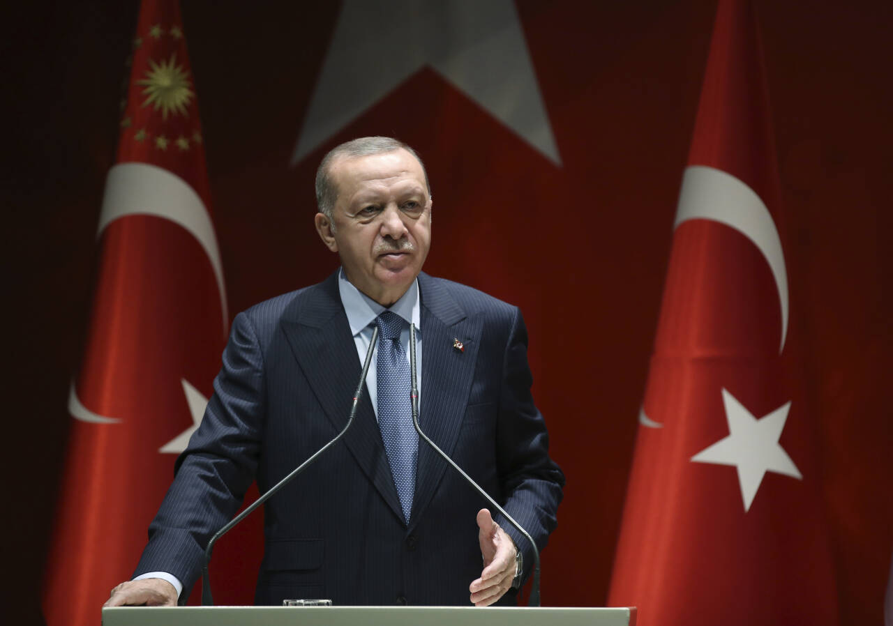 President Recep Tayyip Erdogan (bildet) overlater ledelsen av landets sentralbank til tidligere finansminister Naci Agbal. Foto: Pool / AP / NTB
