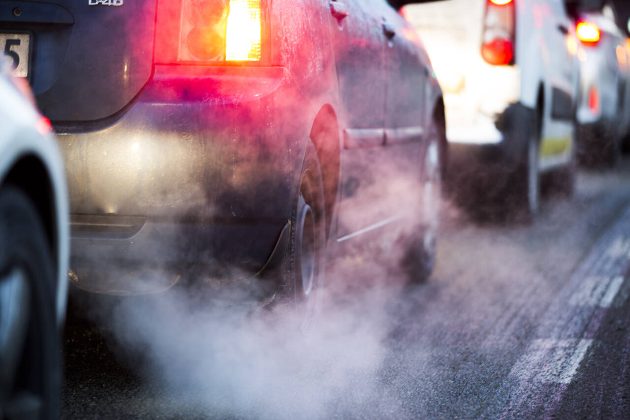 Biltrafikk er en av kildene til forurensningen som fører til for tidlig død for flere hundre tusen europeere. Illustrasjonsfoto: Berit Roald / NTB