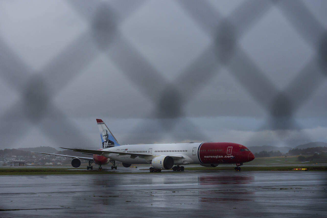 Norwegian er på jakt etter mer kapital for å overleve koronakrisen, men nest største aksjonær er ikke interessert i å gå inn med penger. Her Norwegian-fly som står parkert på rekke og rad på Stavanger lufthavn Sola.Foto: Carina Johansen / NTB