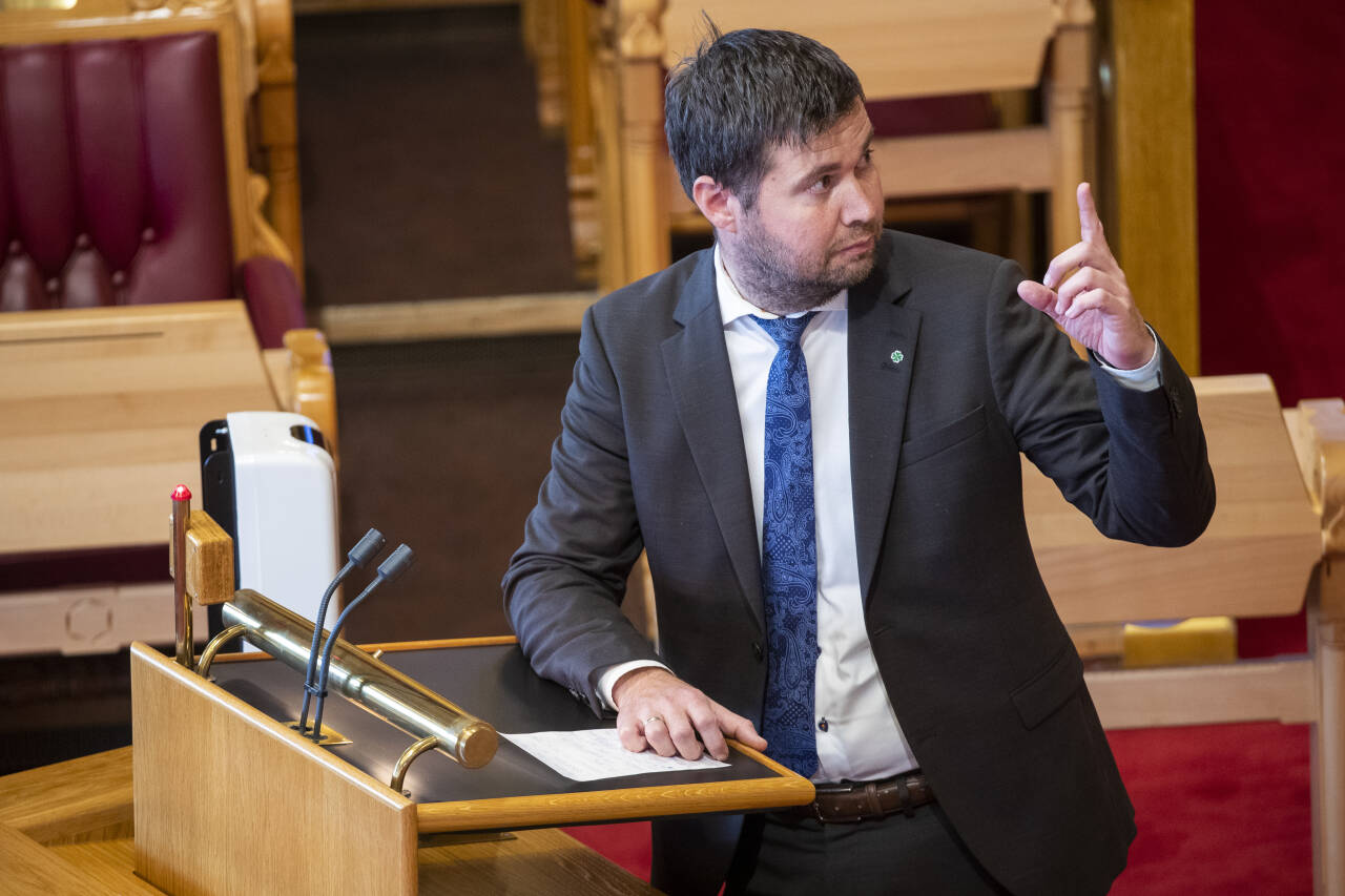 Geir Pollestad i Senterpartiet ber Arbeiderpartiet og Fremskrittspartiet om å bli med på å redde Norwegian. Foto: Terje Pedersen / NTB