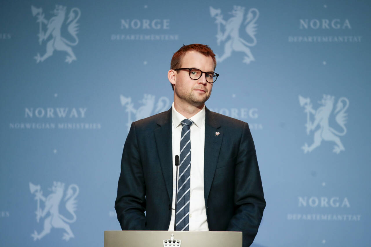 Barne- og familieminister Kjell Ingolf Ropstad (KrF) kritiserte kommunene for strenge koronatiltak på fredagens pressekonferanse. Foto: Jil Yngland / NTB