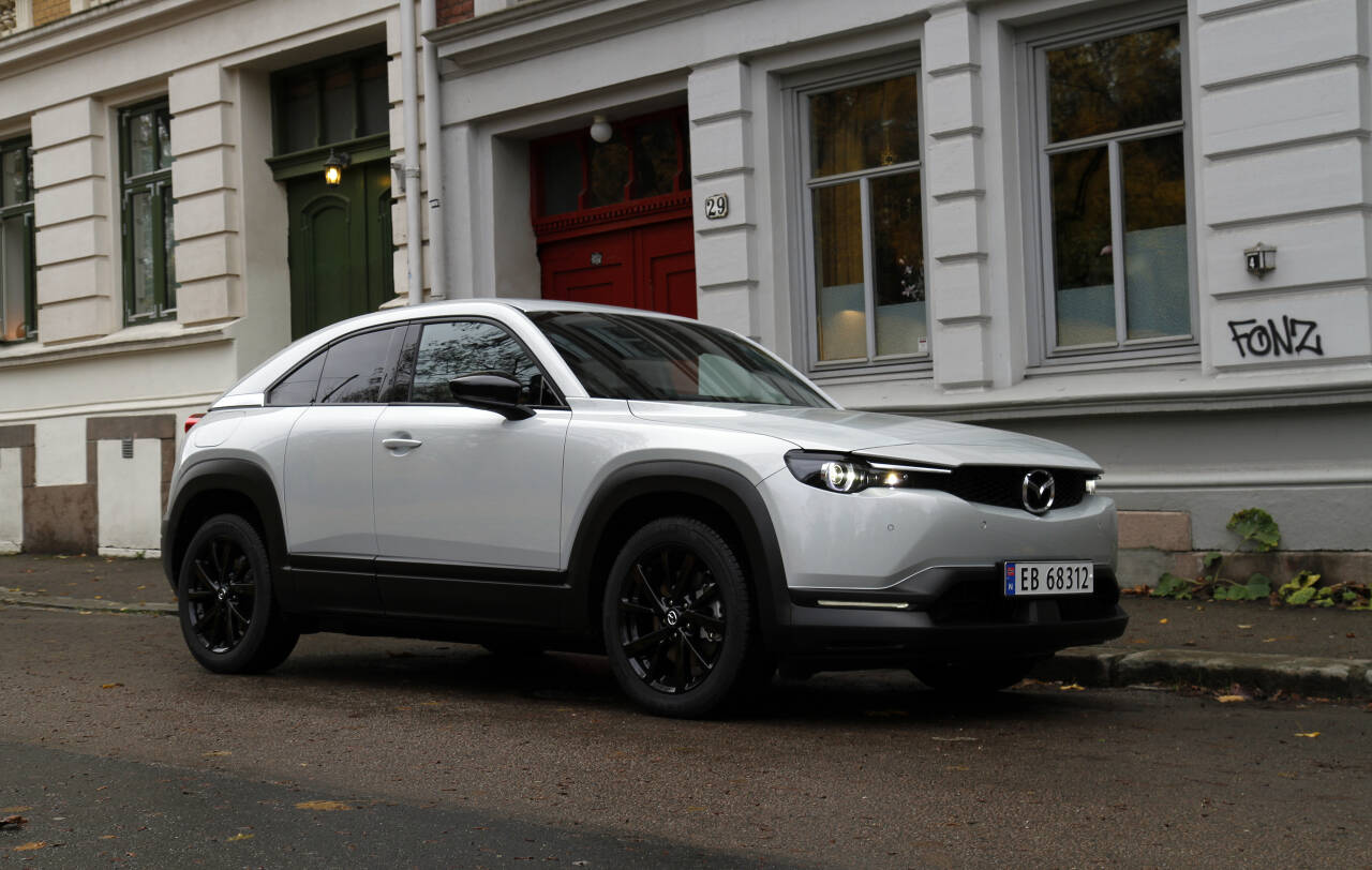 SELGER: Den norske Mazda-importøren vil ikke ut med noe salgsmål på MX-30, men sier de har registrert vel 400 biler siden midten av september, og forventer god registreringstakt i tiden framover. Foto: Morten Abrahamsen / NTB