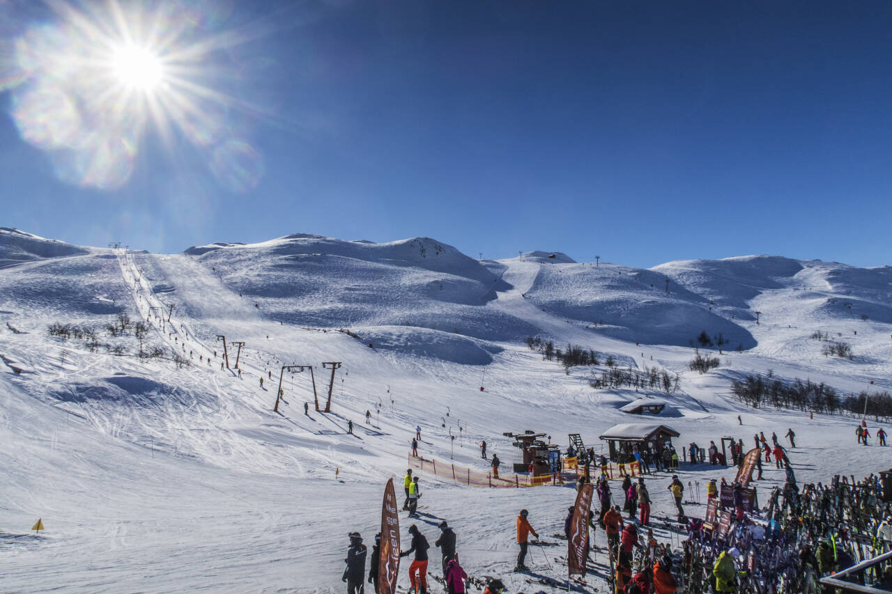 SMITTESIKRING: Alpinanleggene i Norge har utarbeidet et smittevernveileder som skal gjøre bakkene så sikre som mulig. Her er Fjellheisen 1 og 2 i Hemsedal Skisenter. Foto: Halvard Alvik / NTB