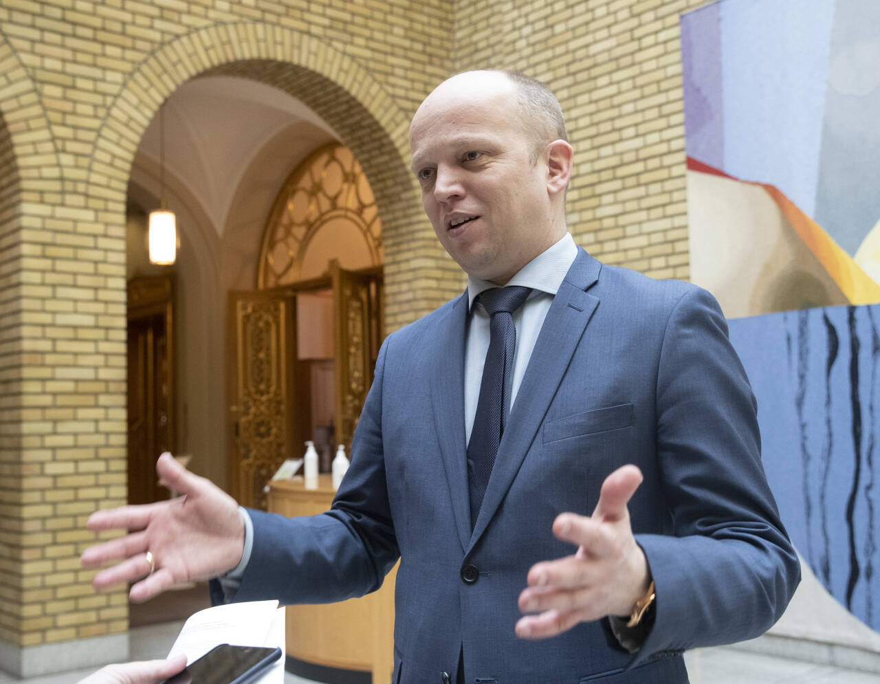 Høyre-regjeringen har ved hjelp av Fremskrittspartiet satt ny avgiftsrekord, konstaterer Senterpartiets leder Trygve Slagsvold Vedum.Foto: Terje Bendiksby / NTB