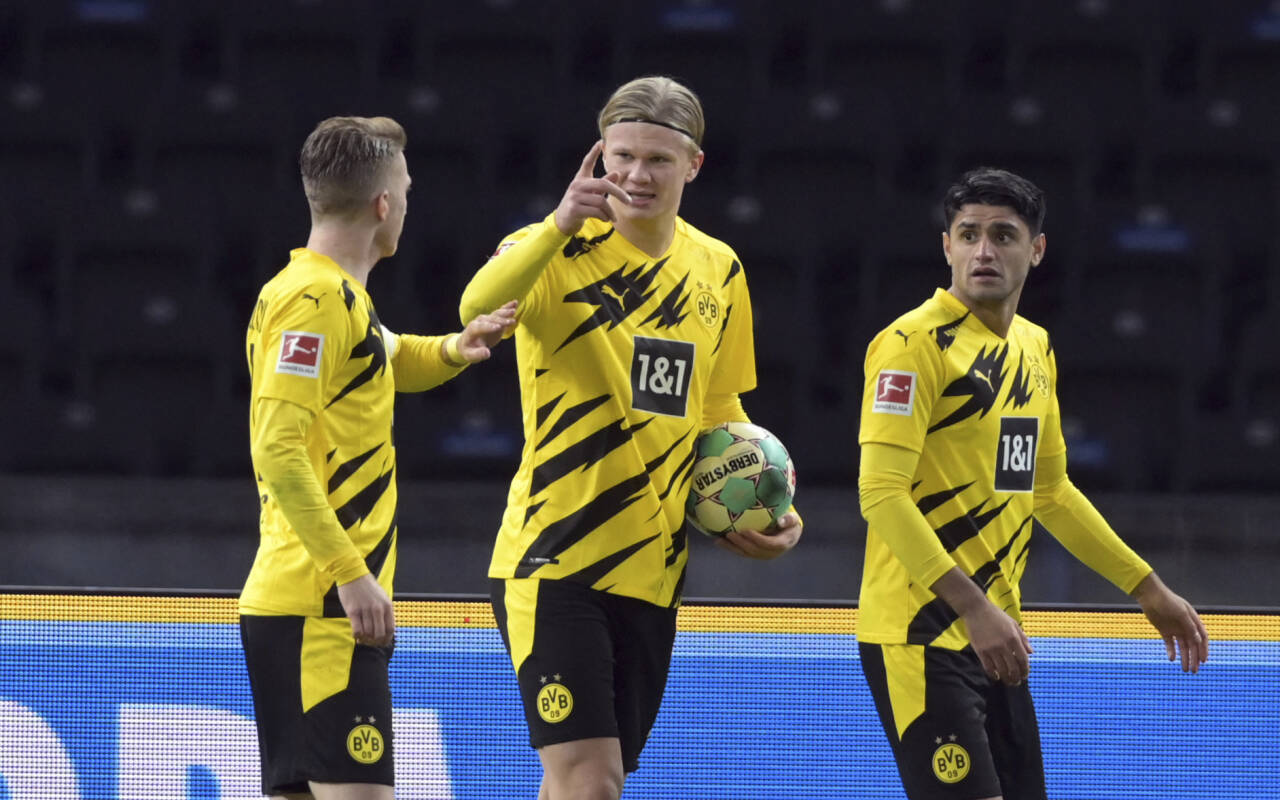 Erling Haaland (i midten) feirer et av sine fire mål for Borussia Dortmund i lørdagens 5-2-seier over Hertha Berlin. Foto: Sören Stache / DPA / AP / NTB
