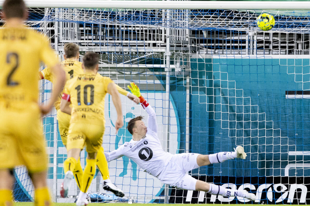 Bodø/Glimts Kasper Junker setter inn 2-1 på straffespark forbi keeper Sean McDermott under eliteseriekampen mot Kristiansund. Foto: Svein Ove Ekornesvåg / NTB