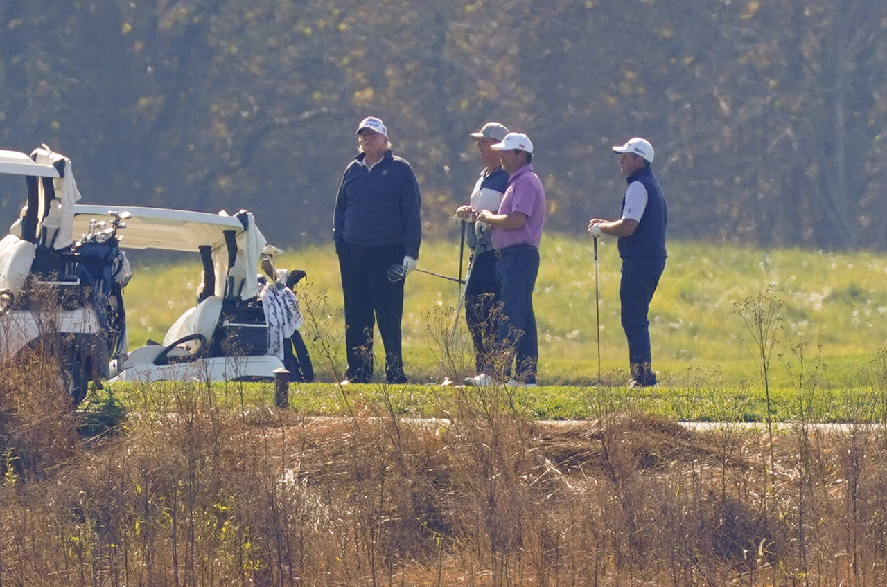 President Donald Trump, her i midten, spilte golf i en turnering lørdag. Foto: Patrick Semansky / AP / NTB.