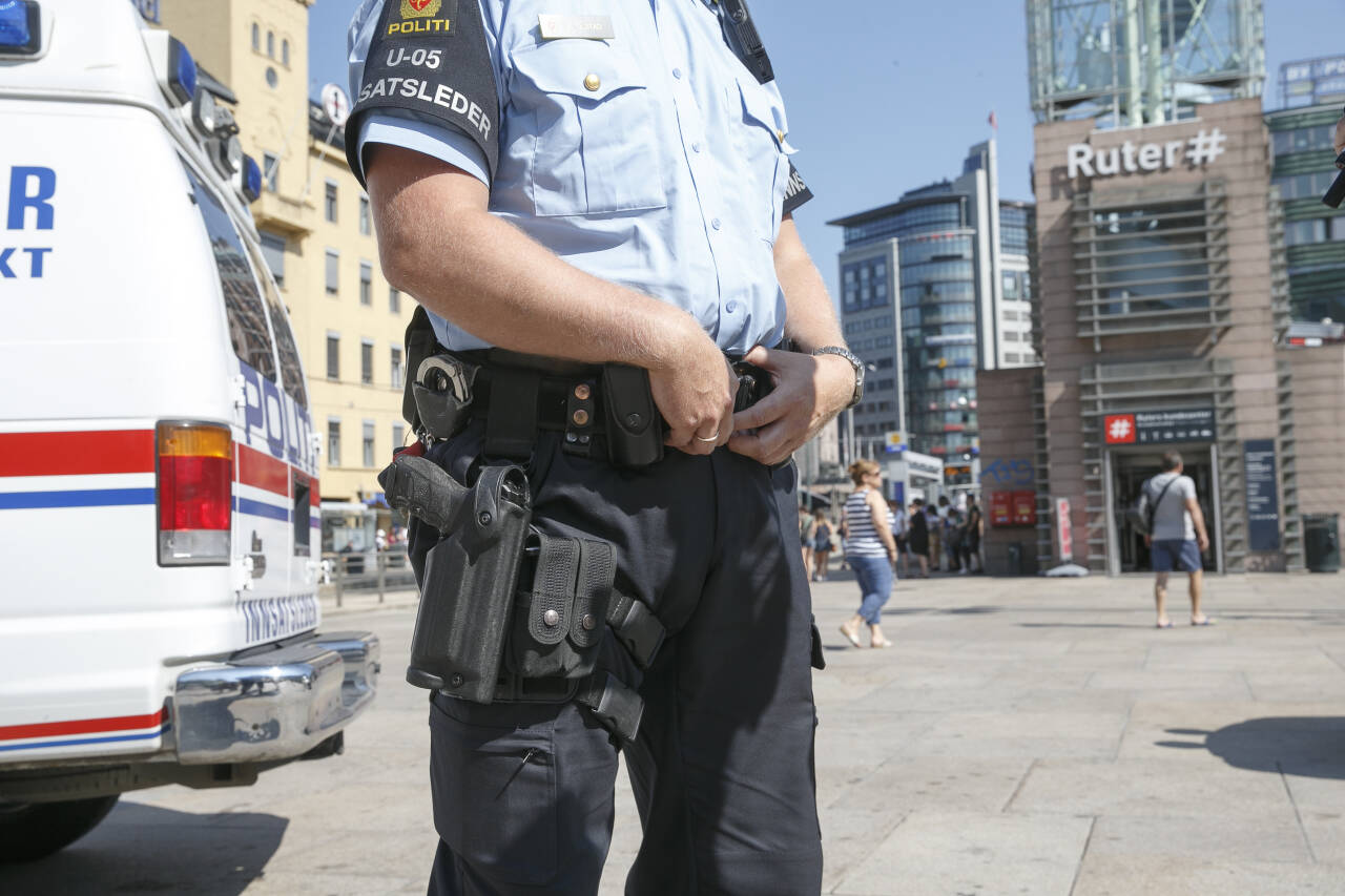 Politiet innsatspersonell skal være bevæpnet de neste tre ukene. Foto: Heiko Junge / NTB