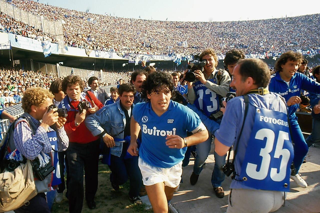 Diego Maradona har legendestatus i Napoli, som han førte til to seriemesterskap. Foto: HBO via AP / NTB