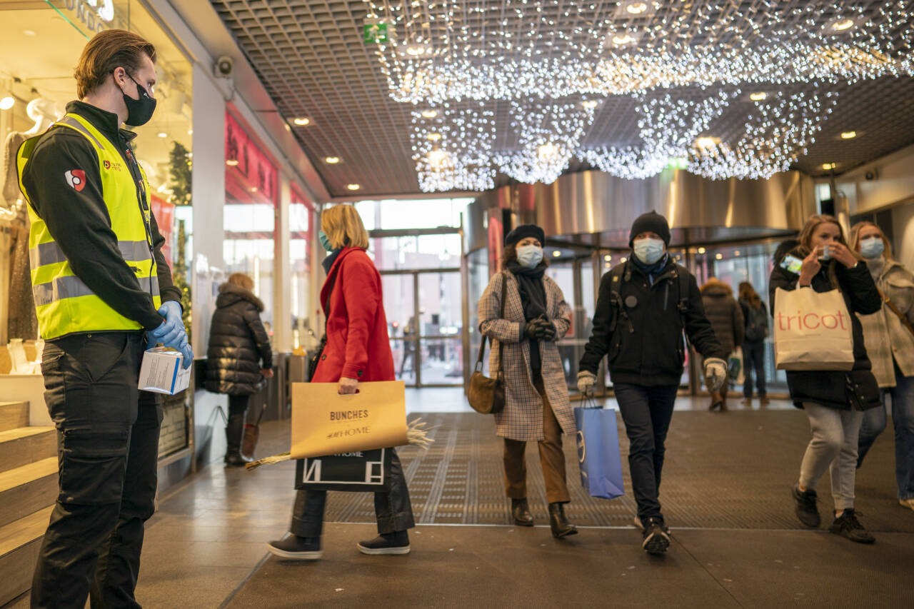 Færre valgte å handle fysisk, som her på Oslo City fredag, under Black Friday i år. Foto: Heiko Junge / NTB