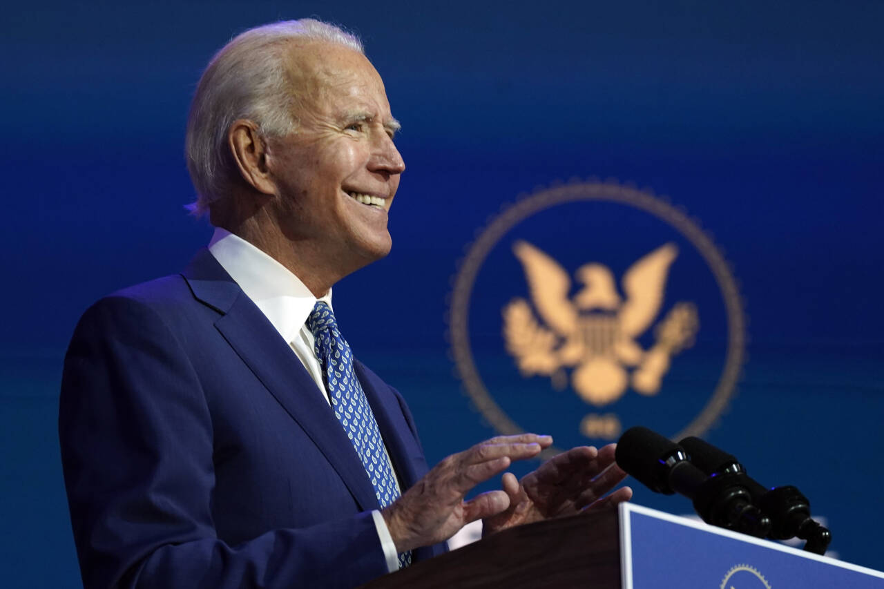 Joe Biden får 306 valgmenn i NBCs oversikt etter at TV-kanalen fredag ble det første store mediehuset til å kåre en vinner i samtlige delstater. Foto: Carolyn Kaster/AP/NTB