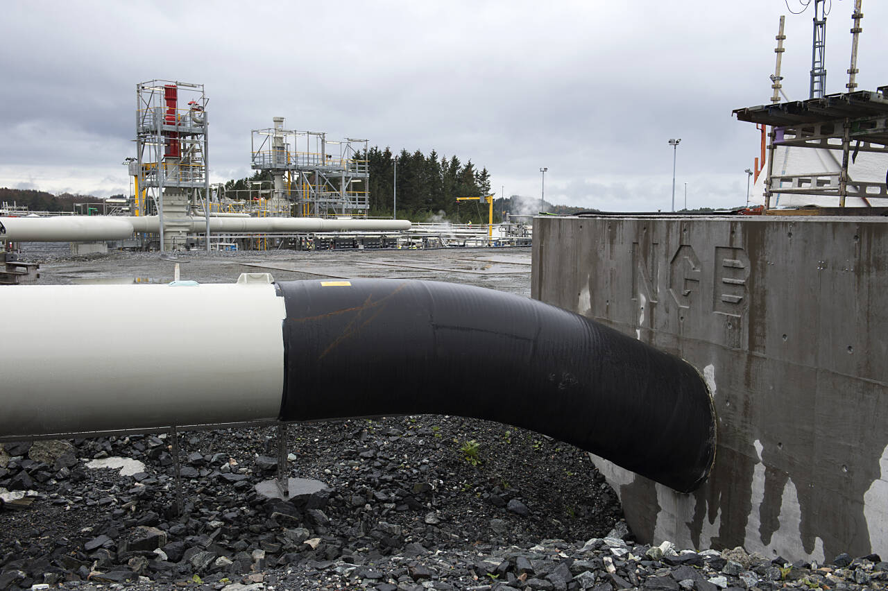 Johan Sverdrup-feltet øker den daglig produksjon på om lag 500.000 fat olje innen utgangen av året. Her ankommer oljen fra feltet i rør opp Mongstad-anlegget. Foto: Marit Hommedal / NTB