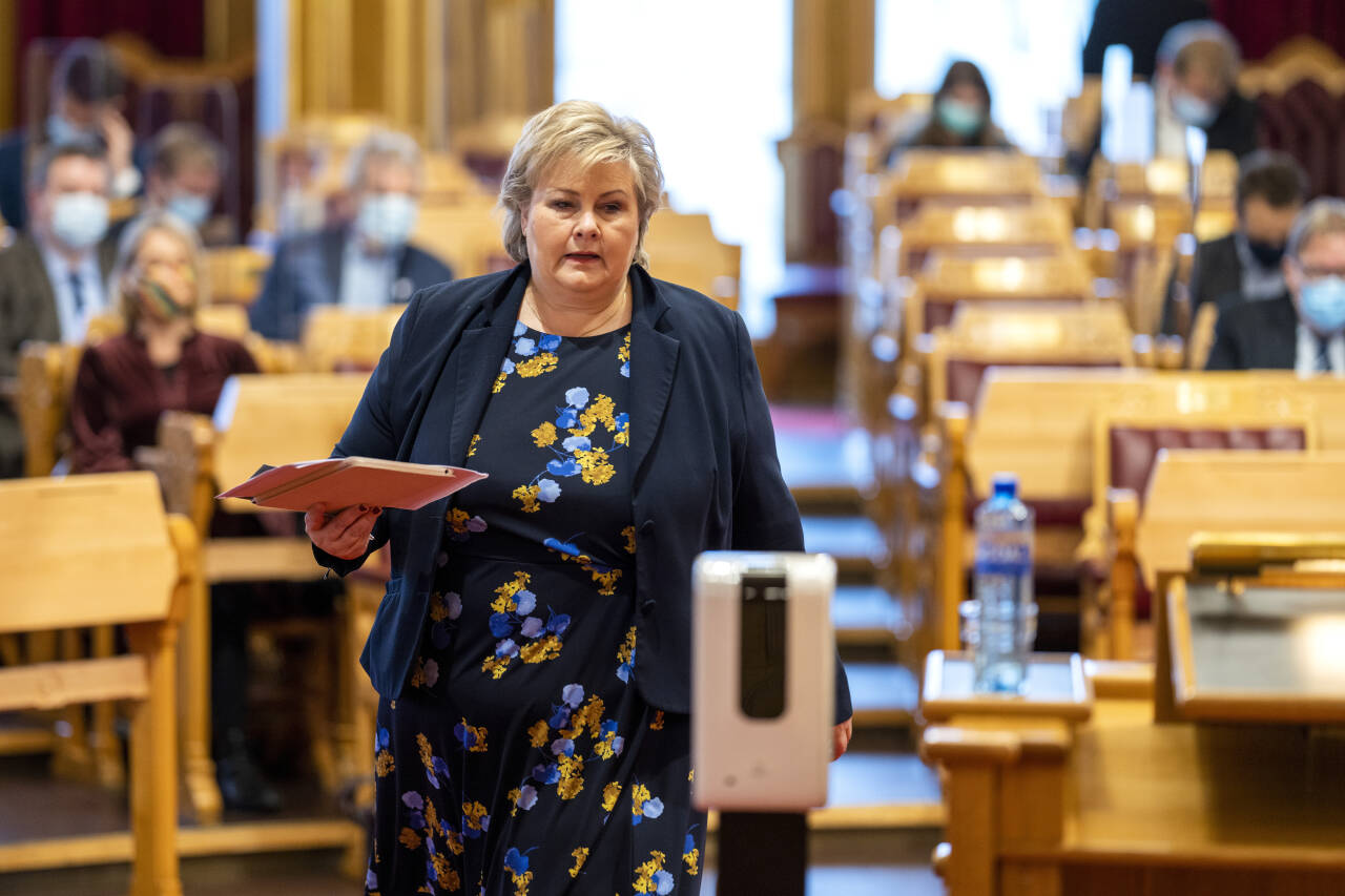 Statsminister Erna Solberg sier regjeringen heller vil prioritere jobbskaping enn feriepenger på dagpenger. Foto: Heiko Junge / NTB