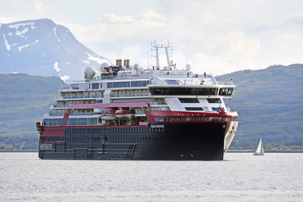 Fremskrittspartiet ønsker å øke antall Hurtigruteskip fra to til fem mellom Trondheim og Kirkenes. Foto: Rune Stoltz Bertinussen / NTB